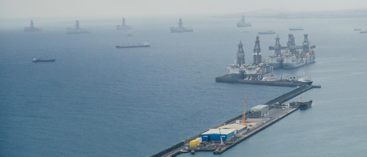 Vistas del muelle Reina Sofía con la zona donde se construirá la nueva explanada a la derecha.