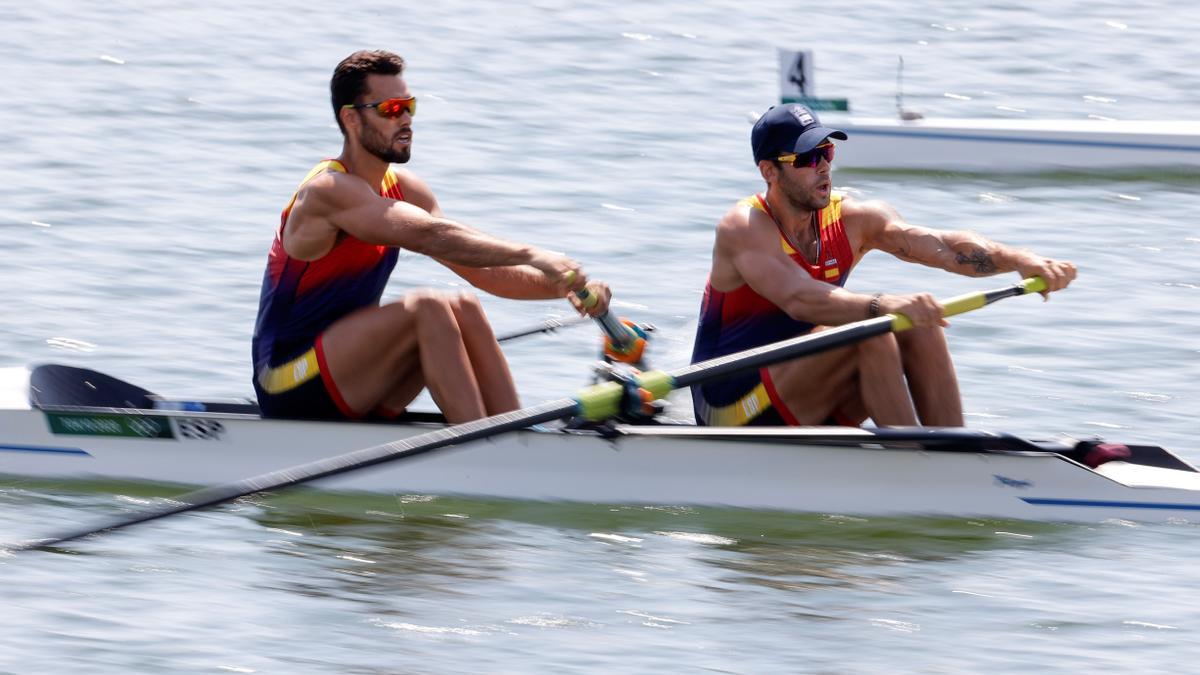 Jaime Canalejo y Javier García de España compiten durante el dos sin timonel masculino de remo por los Juegos Olímpicos 2020, este sábado en la Sea Forest Waterway en Tokio (Japón).