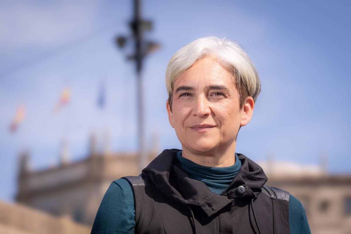 Ada Colau posa en plaza Catalunya antes de la entrevista para la sección “De la política, ¿se sale?”. Barcelona, 19 de mayo de 2026. Política. AUTOR: Manu Mitru | EPC