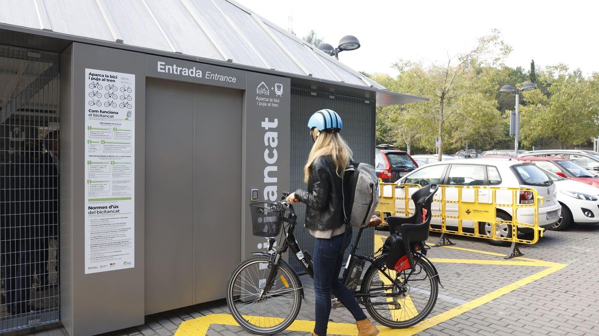 Una usuaria acude a uno de los aparcamientos para bicicletas habilitado en una estación de Ferrocarrils de la Generalitat