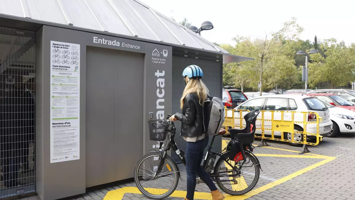 Intermodalidad con aparcamientos para bicis en las estaciones de FGC