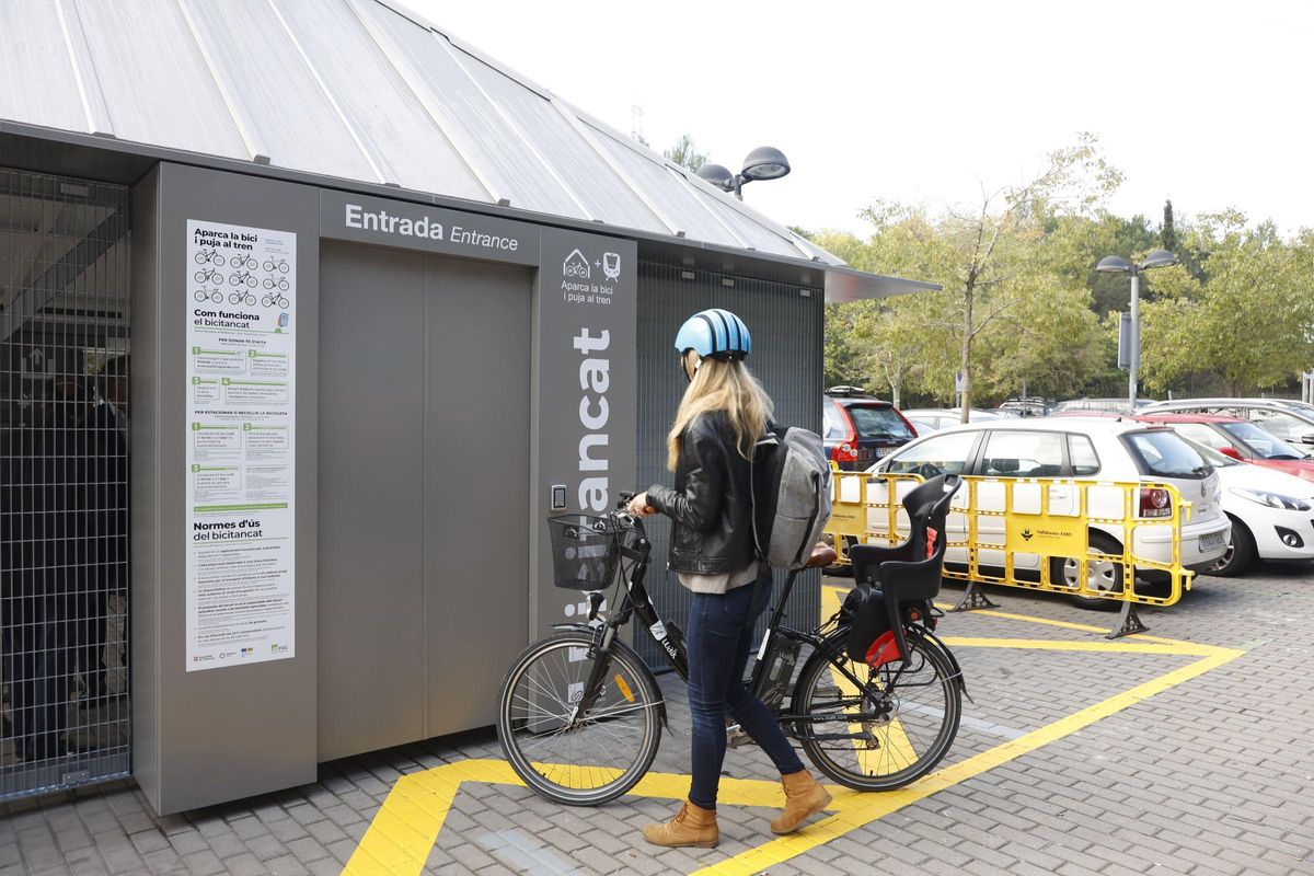 Una usuària acudeix a un dels aparcaments per a bicicletes habilitat en una estació de Ferrocarrils de la Generalitat Una usuària acudeix a un dels aparcaments per a bicicletes habilitat en una estació de Ferrocarrils de la Generalitat