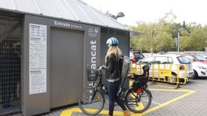 Una usuària acudeix a un dels aparcaments per a bicicletes habilitat en una estació de Ferrocarrils de la Generalitat