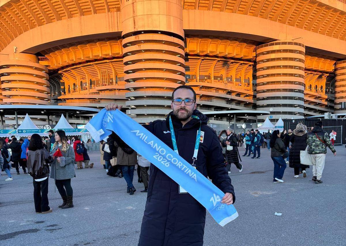 Arriba, Luis Manso, antes de la ceremonia de apertura en el estadio milanés de San Siro. A la izquierda, Marcelino Torrontegui asiste a una de las pruebas de Milán-Cortina. | L. M. / M. T.