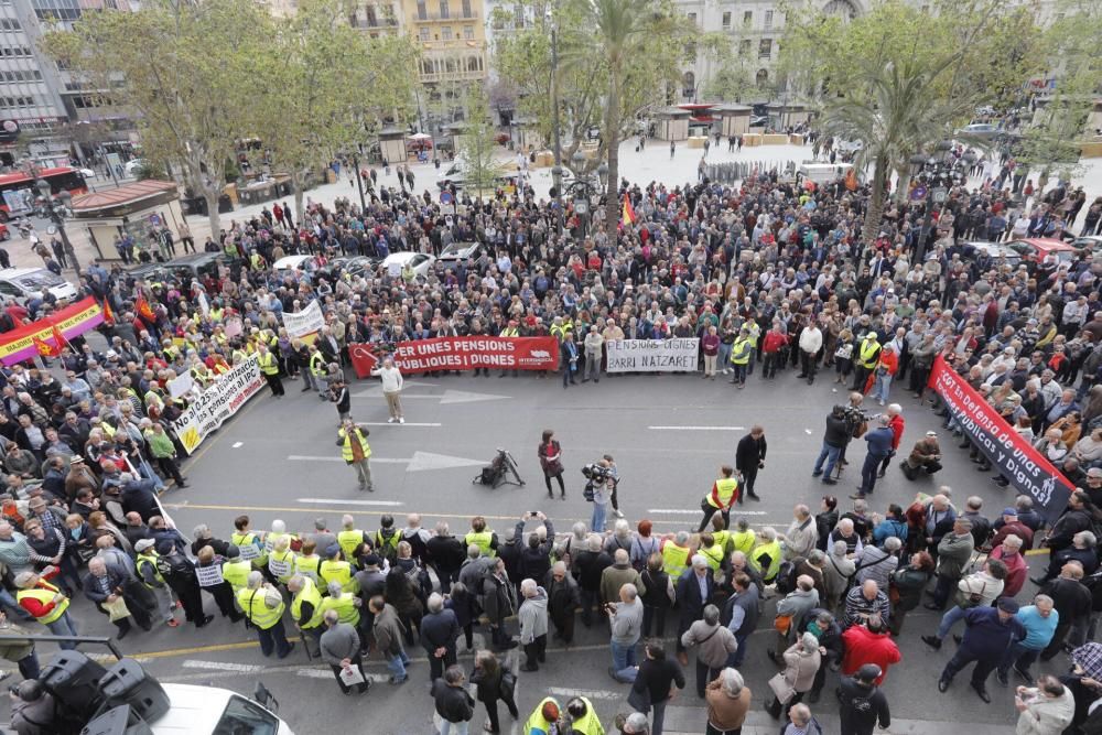 Protesta de pensionistas en la plaza del Ayuntamiento de València