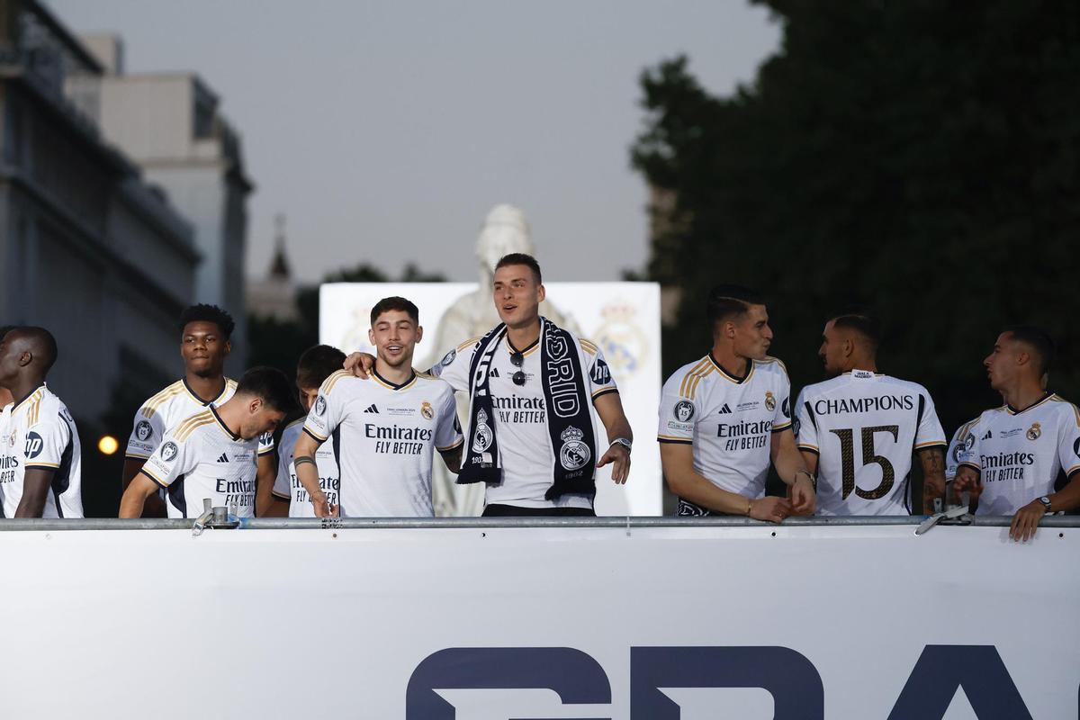 Lunin, junto a Fede Valverde, en Cibeles durante la celebración de la Champions del Real Madrid.