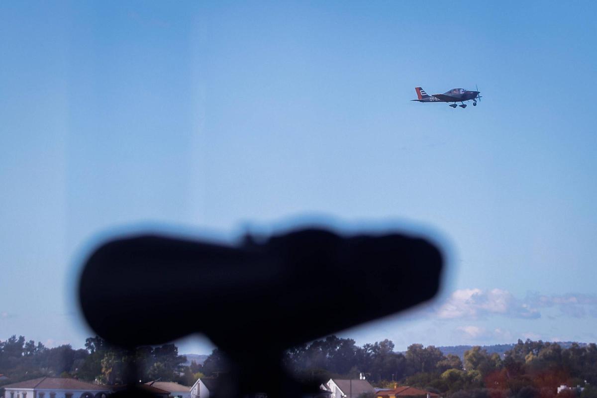 Una avioneta tras despegar del aeropuerto de Córdoba.