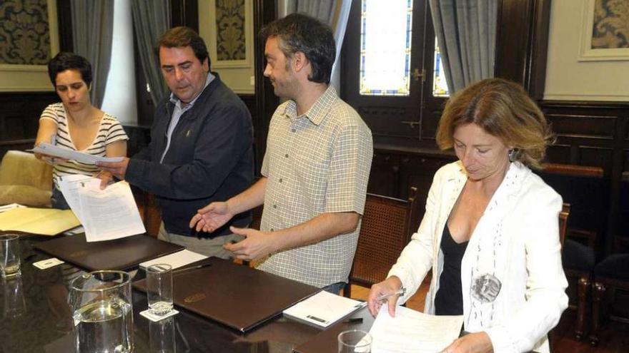 Veira, Negreira, Ferreiro y Barcón tras firmar el acuerdo por la organización municipal en julio pasado.