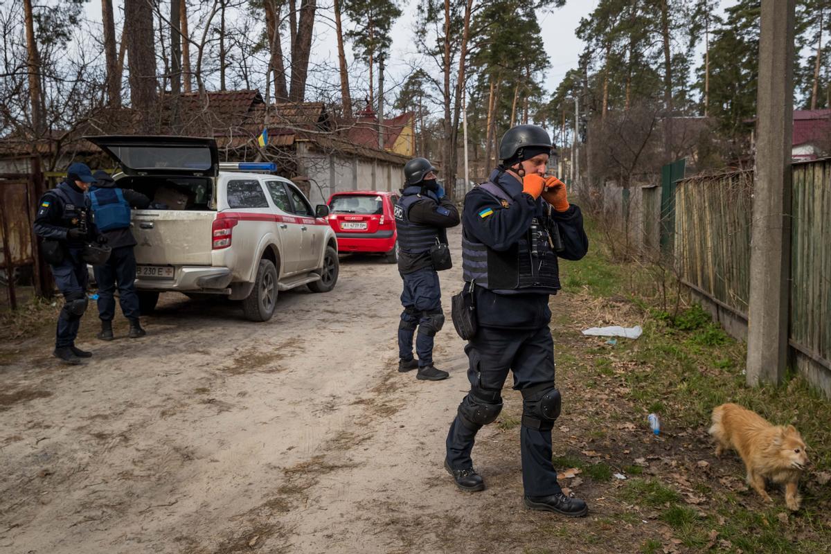 Miembros del cuerpo especial antiexplosivos se disponen a inspeccionar el jardín de una vivienda en Bucha (Ucrania), el 12 de abril. Desde hace una semana, el escuadrón liderado por Norislav inspecciona las viviendas de Bucha, una de las ciudades más masacradas durante la invasión rusa, con el objetivo de detectar y destruir las miles de minas que las tropas enemigas plantaron antes de replegarse y que impiden que la vida vuelva a brotar en esta maltratada localidad.