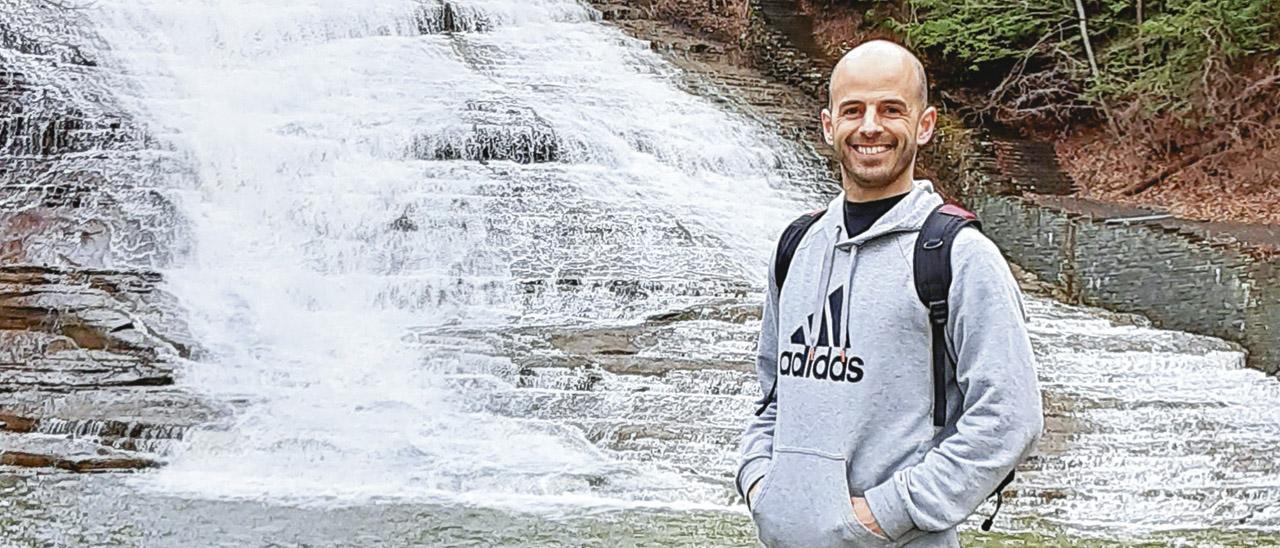 El investigador vigués Xosé López Goldar, en el Parque Buttermilk Falls, al suroeste de la ciudad de Ithaca