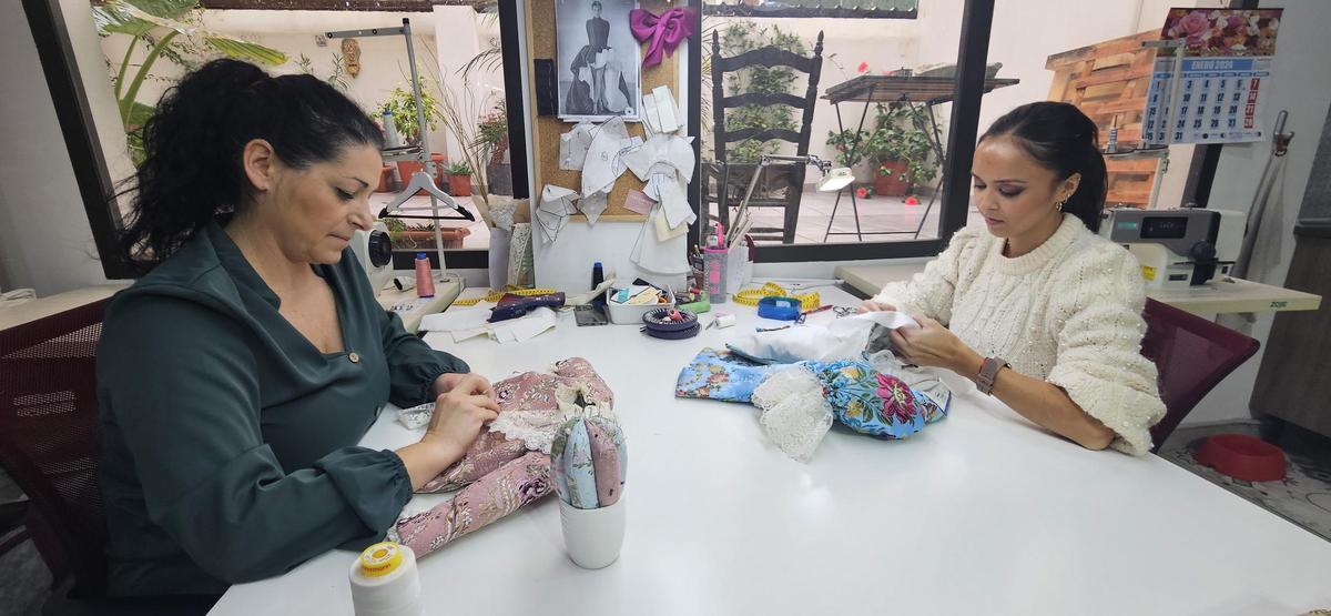 El taller de Flor d'Aigua Flor de Cotó también trabaja a destajo estos días