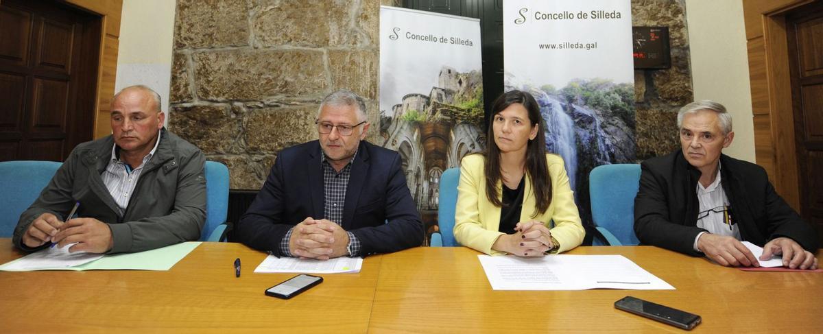 Luis Calvo, Manuel Cuíña, Verónica Pichel y Luis Taboada, durante su comparecencia
conjunta de ayer en la sala de juntas del Concello de Silleda. | // BERNABÉ/JAVIER LALÍN