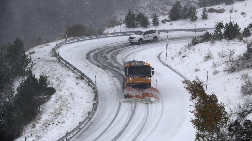 La neu arriba a Catalunya: punts de la Cerdanya emblanquinats i cadenes al port de la Bonaigua