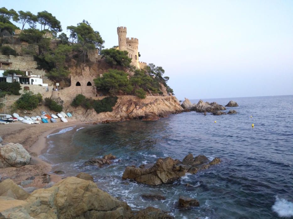 Lloret de Mar. La platja de sa Caleta a Lloret de Mar, amb el castell d’en Plaja com a protagonista, s’acomiada del dia mentre el sol se’n va a dormir.