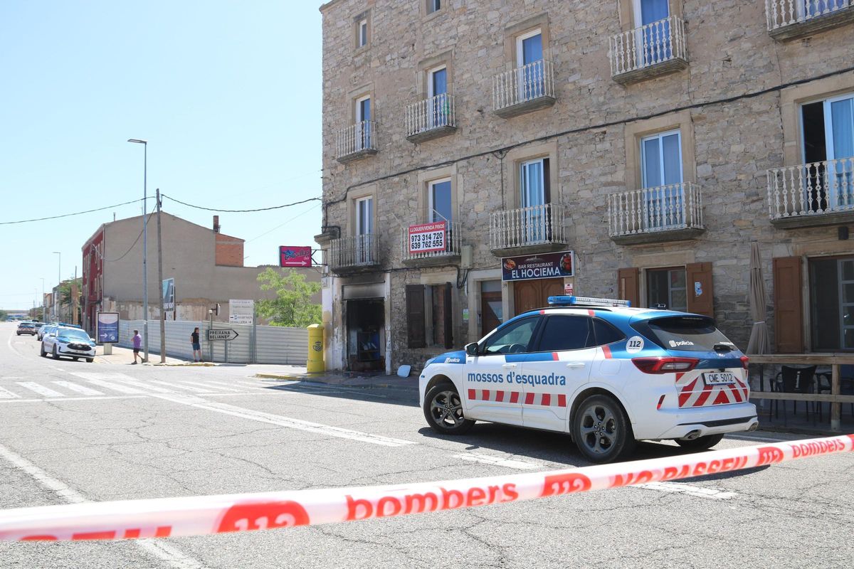 Vehicle dels Mossos d'Esquadra davant del local on han mort dues dones en un incendi.