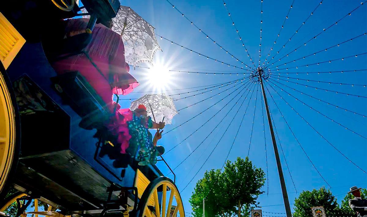 Un día de pleno sol en la Feria de Sevilla.
