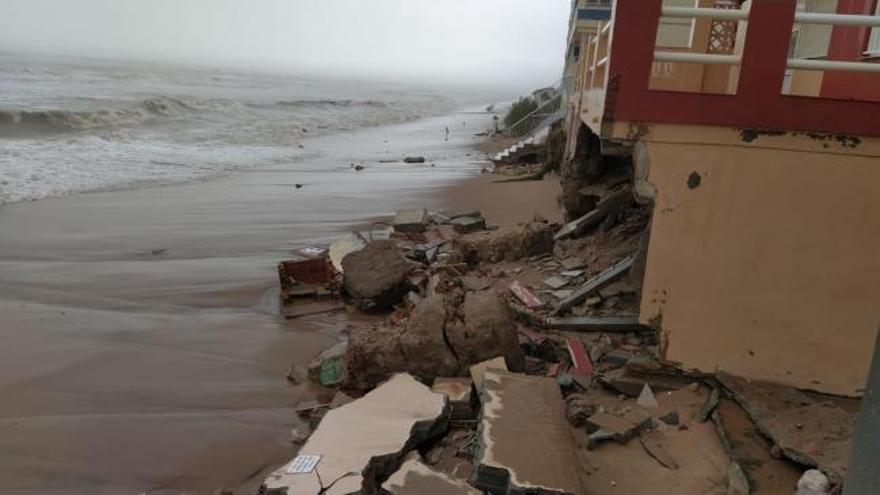 Destrozos en la playa de Tavernes de Valldigna por la borrasca Gloria