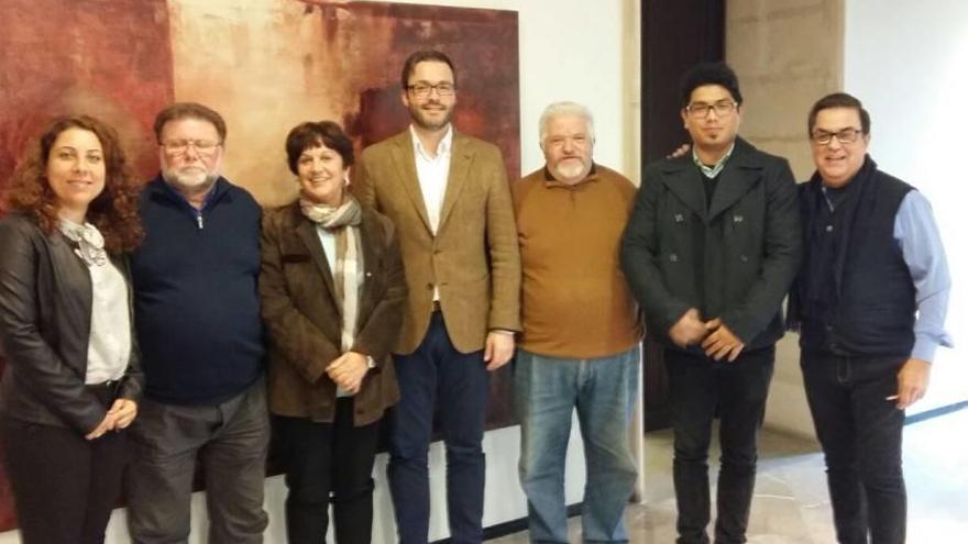 El alcalde, José Hila, Aligi Molina y Angélica Pastor con representantes de la tercera edad.