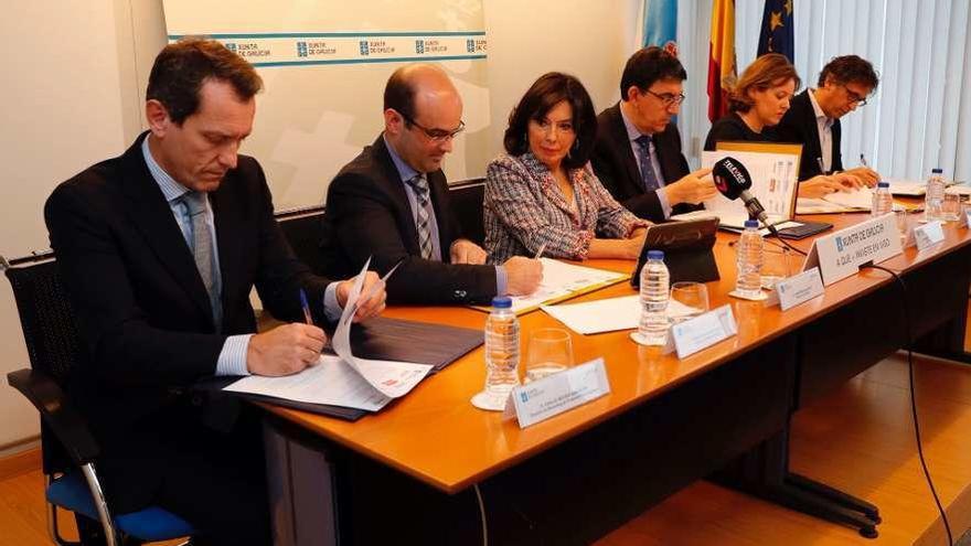 Representantes de la Xunta, Retegal, Telefónica, Vodafone y Orange, ayer, durante la firma del convenio. // J. L.