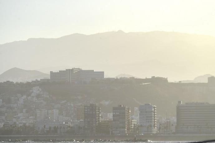 13-01-19 LAS PALMAS DE GRAN CANARIA. EL SEBADAL, PUERTO Y BARRIO DE LAS COLORADAS. LAS PALMAS DE GRAN CANARIA. METEOROLOGIA. Calima desde El Sebadal, el pueto y el Barrio de Las Coloradas.  Fotos: Juan Castro.  | 13/01/2020 | Fotógrafo: Juan Carlos Castro