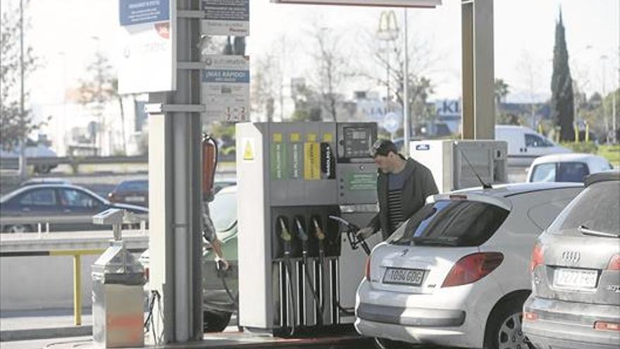 Llenar el depósito del coche es ahora hasta 10 € más caro que hace un año