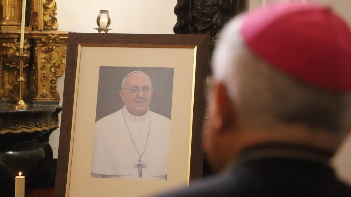 Demetrio Fernández, en la capilla de condolencias del Obispado en Córdoba.