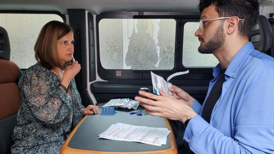 Ana Suárez Guerra, haciéndose la prueba del VIH. | A. A.