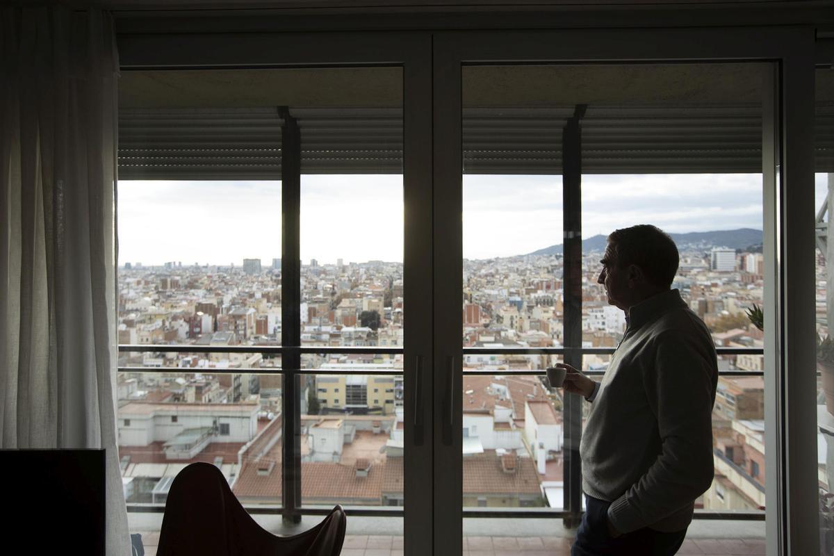 Las vistas desde la última planta de la finca sobre la Vila de Gràcia, a través de una pared íntegramente de cristal.