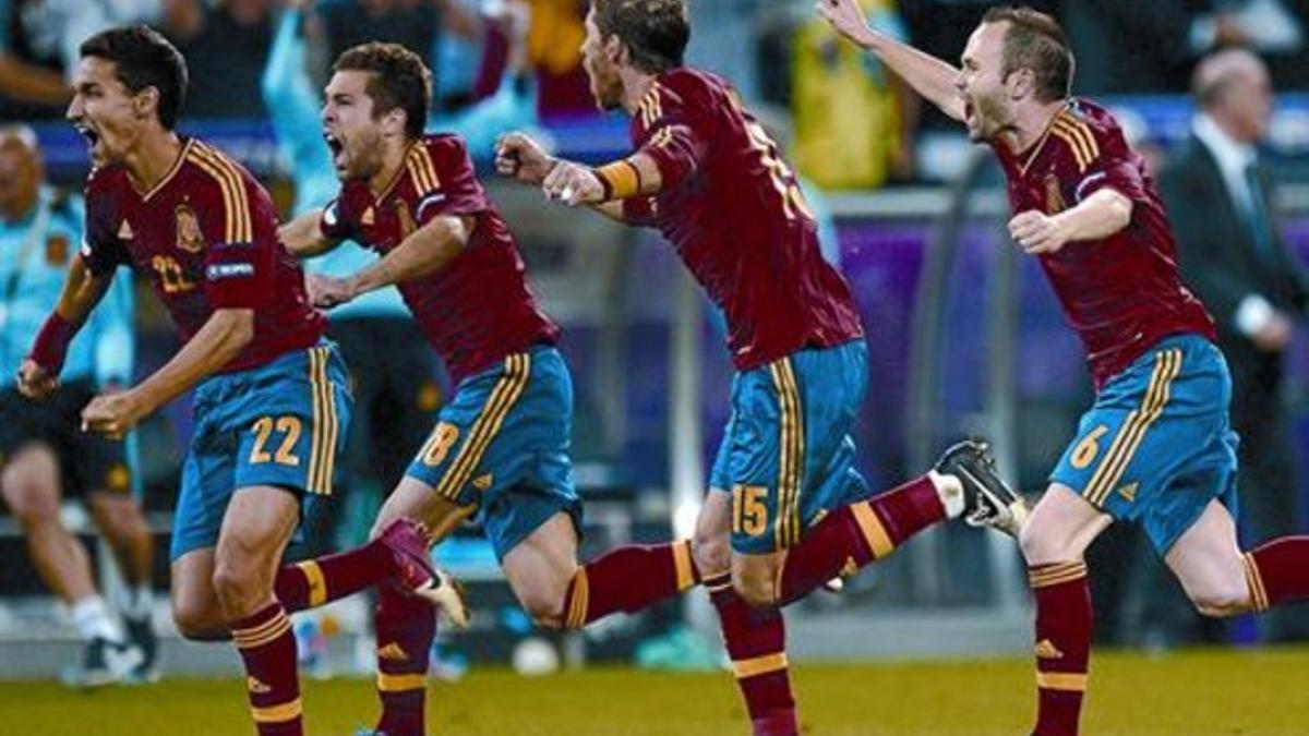 Ronaldo, con la mirada perdida, mientras los jugadores de España celebran el pase a la final.