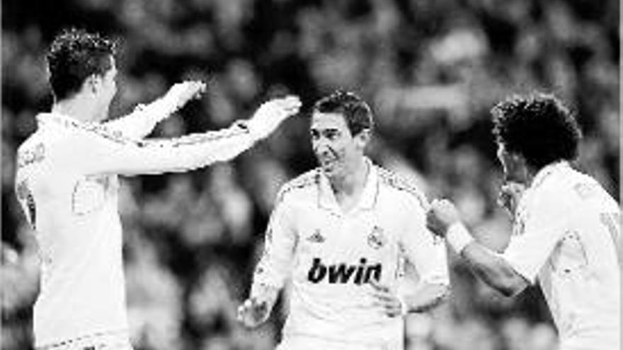 Di Maria celebra el tercer gol del Madrid ahir amb Ronaldo i Marcelo.