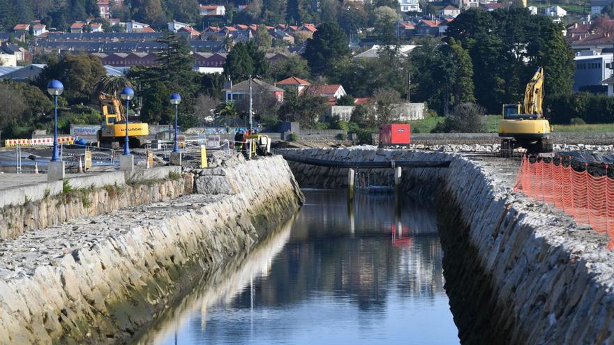 Trabajos de dragado de la ría de O Burgo. |   // Víctor Echave