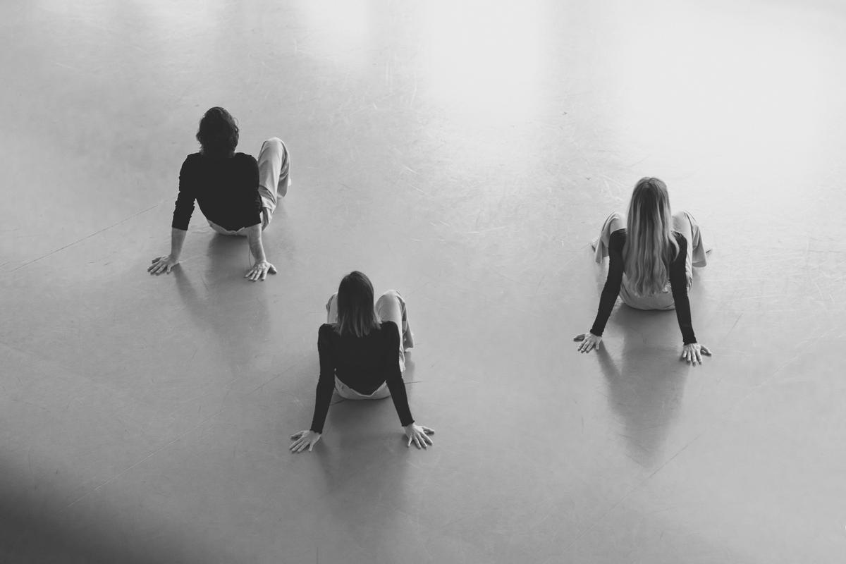 Miguel Marín, Árbol (i), la bailarina Lucía Vázquez (centro) y la artista Julia Llerena, durante la obra de danza contemporánea 'Further thoughts', estrenada en Madrid este martes.