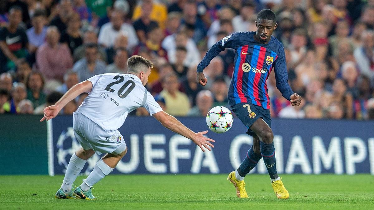 Dembélé supera a Bucha, el jugador del Vitkoria Pilsen, en el Camp Nou.