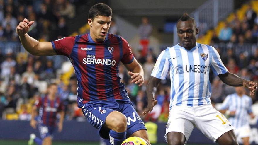 El jugador del Eibar Capa controla el balón ante el marfileño Boka.