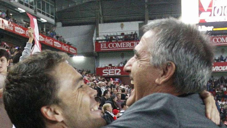 Rubi y Herrera se abrazan antes del inicio del partido.