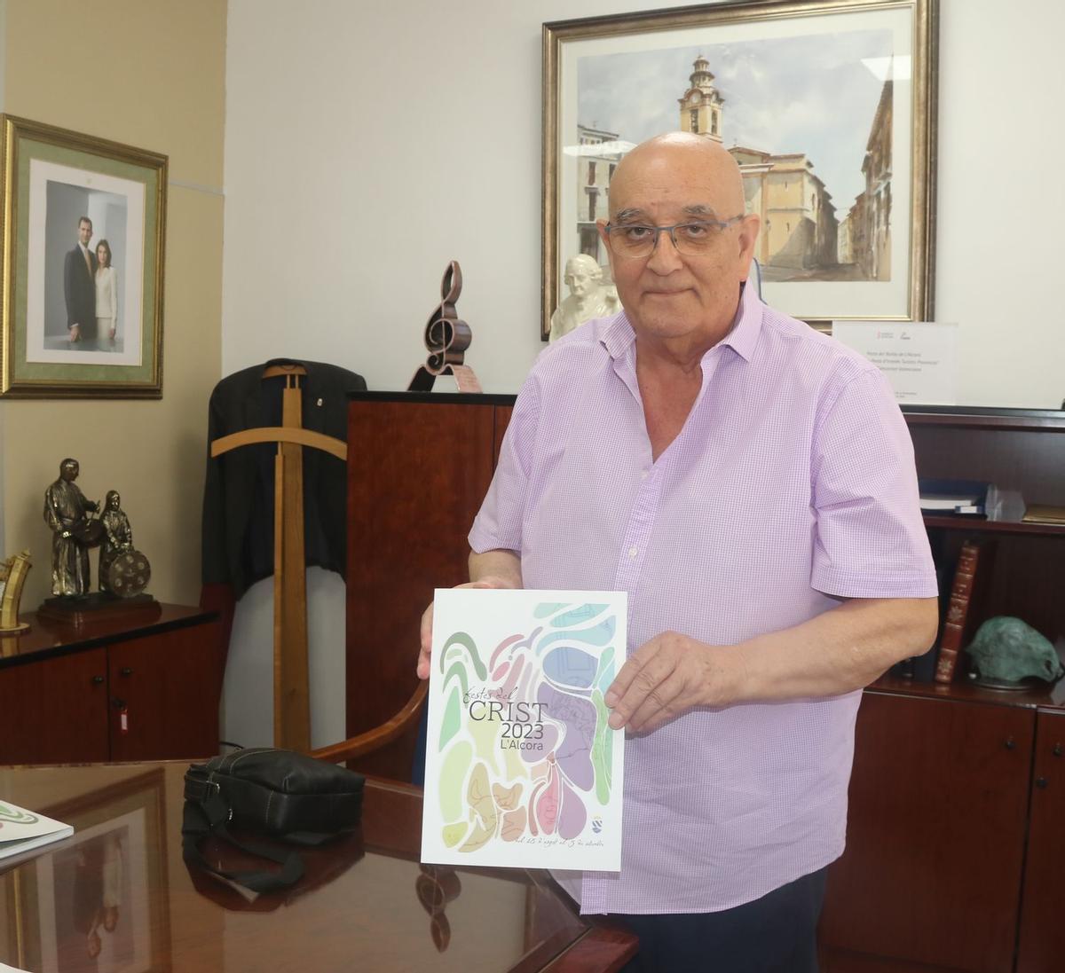El cronista oficial de l'Alcora, José Manuel Puchol, es el coordinador del libro de estos festejos alcorinos.