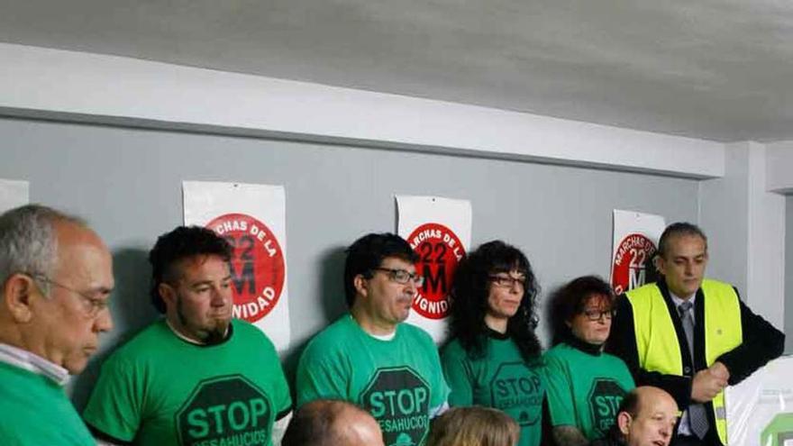 Miembros de la PAH, ayer en rueda de prensa.