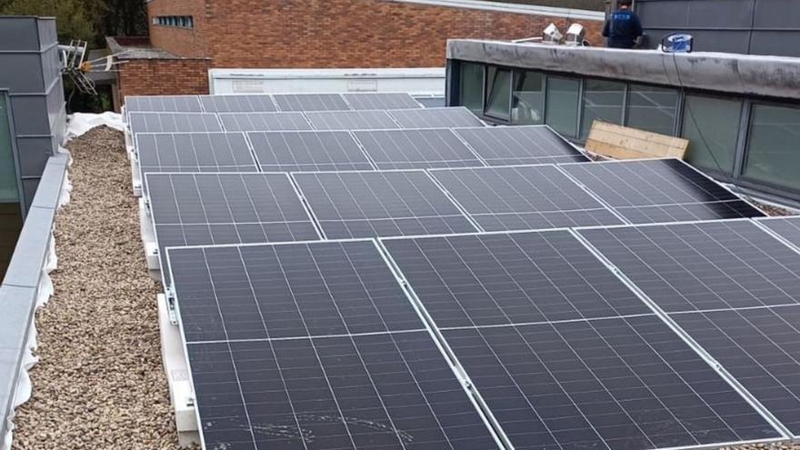 Las placas solares en la cubierta de la instalación. |  FdV