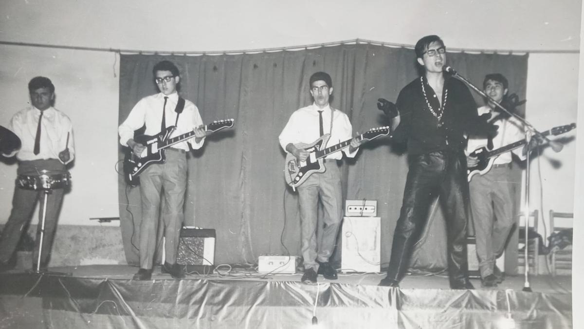 El cantante Bruno Lomas en una actuación con su grupo de los años 60.