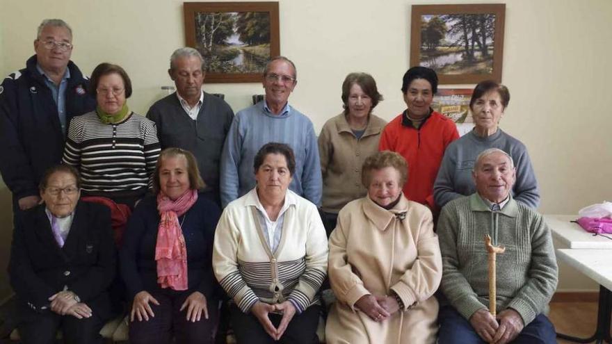 Grupo de participantes en el taller de memoria clausurado en Burganes de Valverde.