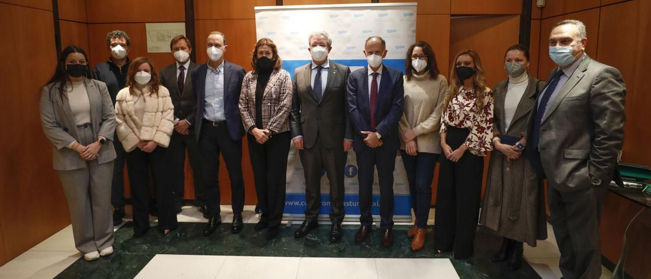 Por la izquierda, Claudia Victoria Tuñón (mentee 2021), Ramón Rubio (director de Medialab), Ángela Elisa Álvarez (mentora), José Olay (director de Chemours), Alberto González (director general de FADE), Margarita Collado (vicepresidenta de Compromiso Asturias XXI), Rafael González (director de empresas de Caja Rural de Asturias), Javier Sáenz de Jubera (director general de TotalEnergies), Reyes Ceñal (directora de Compromiso), Tamara Campa (directora de recursos humanos de Caja Rural de Asturias), Ana Suárez Vázquez (directora de empleabilidad y emprendimiento de la Universidad de Oviedo) y Dimas García (director territorial de Eulen-Flexiplan), ayer, en la sede de Caja Rural de Asturias, en Oviedo.