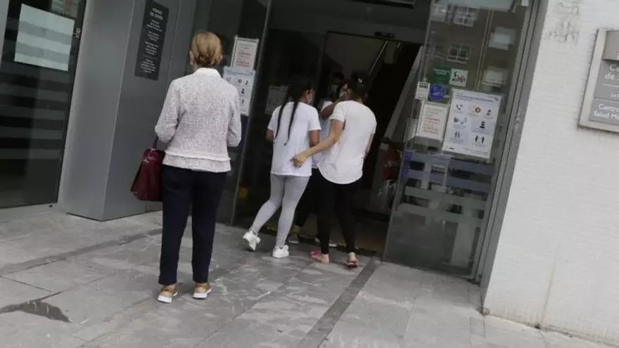 Los pacientes claman por la vuelta a la atención presencial en los centros de salud: "Hay más retrasos en las citas"