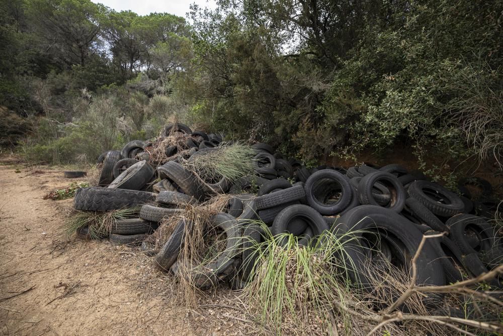 Troben 2.500 pneumàtics abandonats en un antic circuit de karts a Tossa