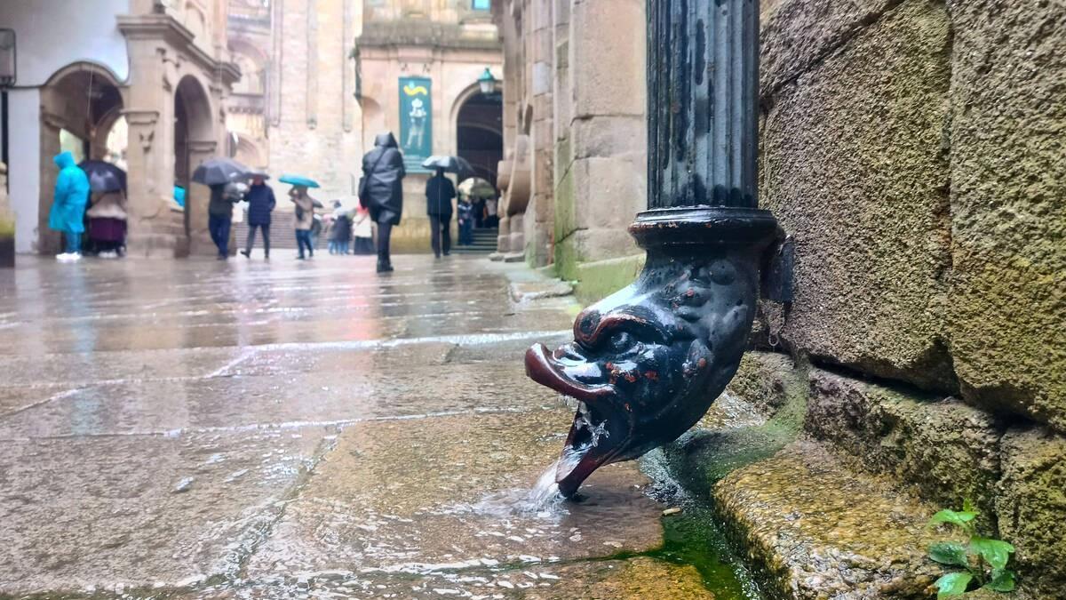 Un canalón de desagüe en forma de gárgola en la rúa do Vilar, en Santiago