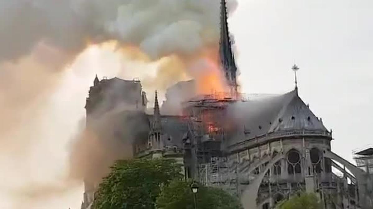Se declara un espectacular incendio en la catedral de Notre Dame de París