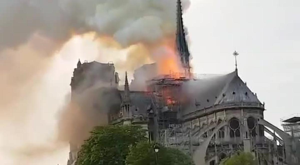 Se declara un espectacular incendio en la catedral de Notre Dame de París