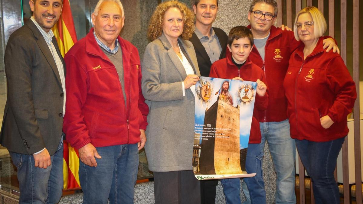 La alcaldesa con el cartel anunciandor de la jornada de bendición