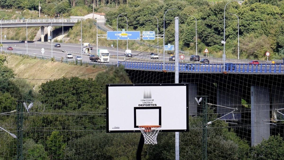Vista desde Angrois de la autopista AP-9 a su paso por Santiago