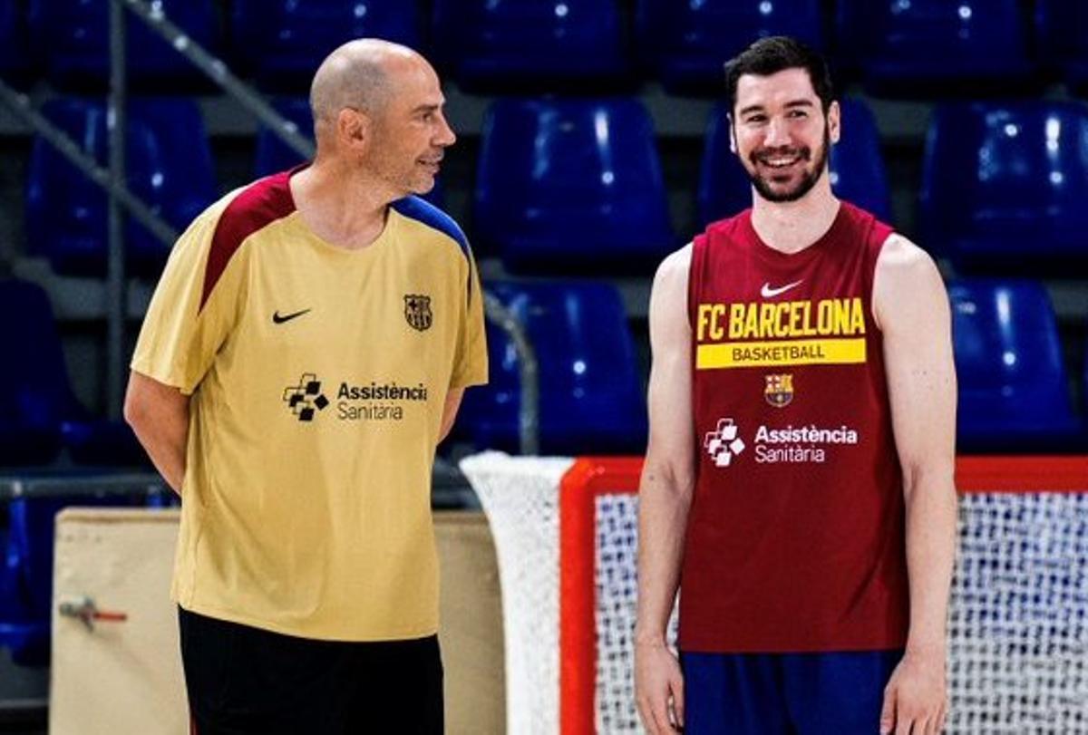 Joan Peñarroya charla con Brizuela durante el entrenamiento en el Palau