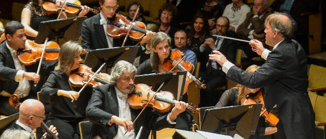 Thomas Hengelbrock dirige a la Orquesta Filarmónica de Gran Canaria (OFGC), el pasado enero, en el Auditorio Alfredo Kraus.